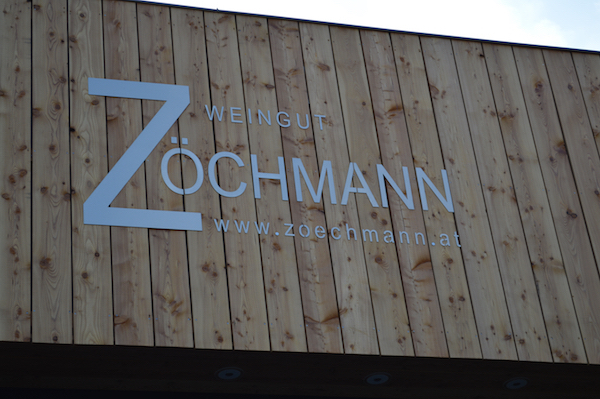Eingang mit Firmenschild Weingut Zöchmann