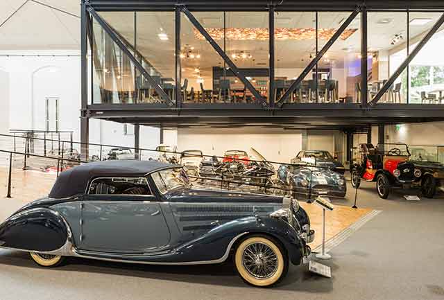 Die Vinothek am Heldenberg mit Blick auf die Oldtimer Ausstellung